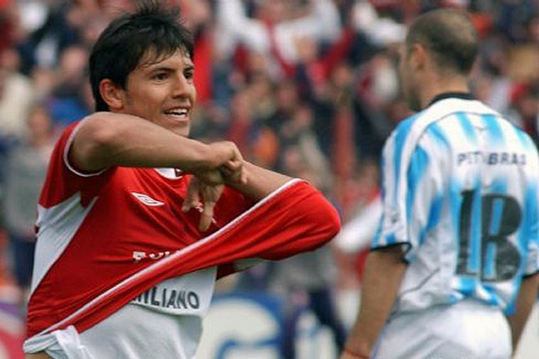 El primero gran gol del Kun en el clásico de Avellaneda. Foto: Independiente