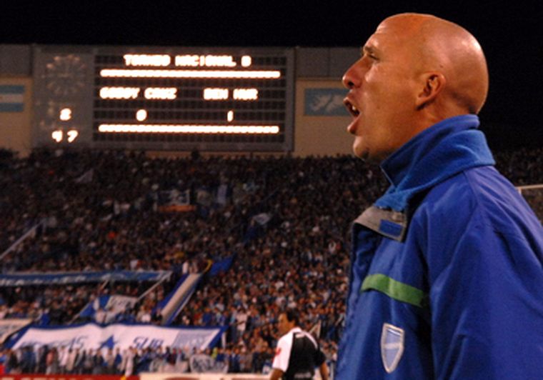 El Gato vivió intensamente el partido en Quilmes. Foto: Nacho Gaffuri / MDZ