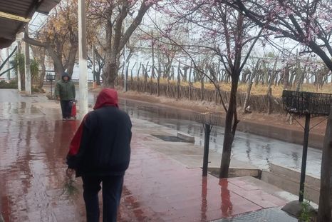 Chaparrones aislados se esperan este martes en el Gran Mendoza y el Valle de Uco, en una jornada marcada por nubosidad y viento sur. Chaparrones aislados se esperan este martes en el Gran Mendoza y el Valle de Uco, en una jornada marcada por nubosidad y viento sur.