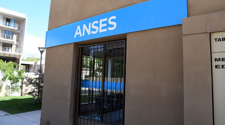 Anses entrega $15.000 a un grupo de beneficiarios Foto: ALF PONCE MERCADO / MDZ