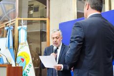 Alfredo Cornejo le tomó juramento a Gustavo Riera. Foto: X Tadeo García Zalzar