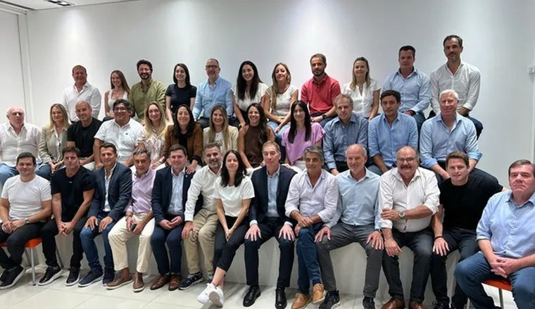 Los 13 intendentes del PRO se suman al frente con LLA en Provincia de Buenos Aires.