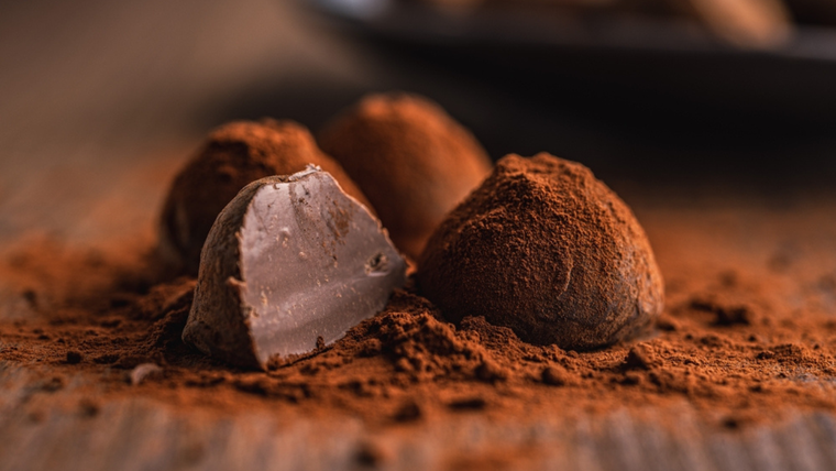 Receta de trufas de chocolate cremosas paso a paso.