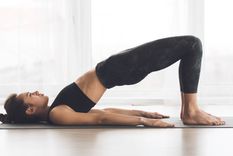 Puente de glúteos, un ejercicio clave para tonificar.