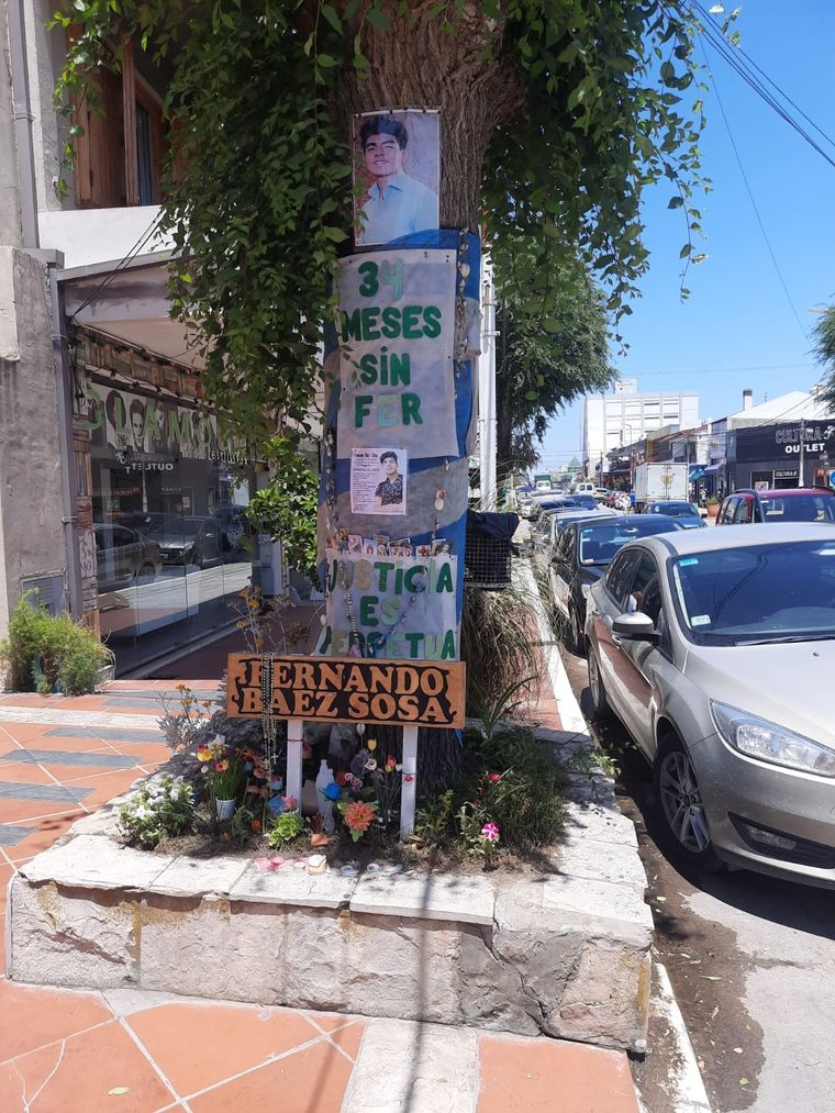 En el lugar donde murió Fernando se observan carteles, flores y fotos en memoria del joven. Foto: gentileza Nahuel Parada