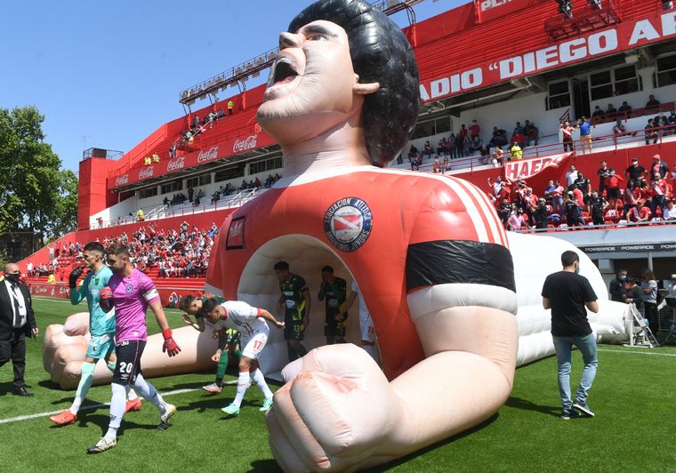 Maradona, presente en La Paternal de diversas formas Foto: Télam