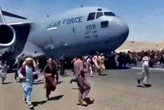 Cientos de afganos se lanzaron desesperados a la pista de despegue. Foto: Twitter