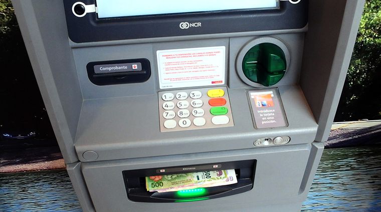 Javier Milei tiene la complicación de la falta de billetes. Foto: ALF PONCE MERCADO / MDZ