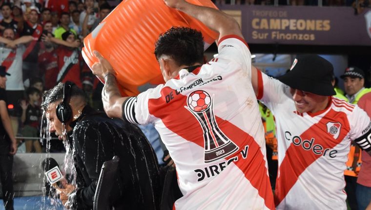 Enzo Díaz y Barco bañaron al DT. Foto: @LigaAFA