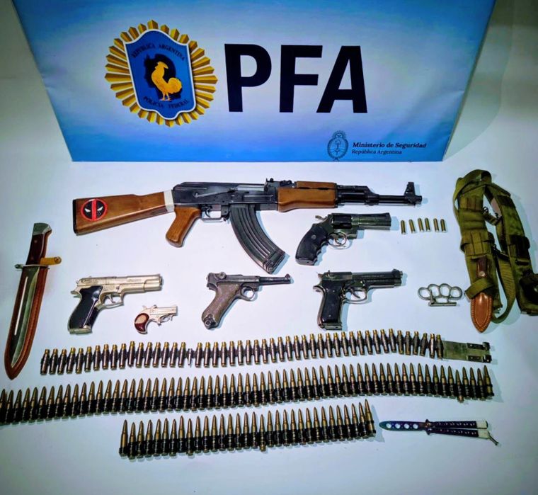 Parte del arsenal decomisado en el operativo Parte del arsenal decomisado en el operativo