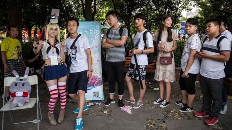 En vez de acudir a los programas como hasta hace poco tiempo, ahora los concursantes de varios shows graban su actuación en su casa y la envían en formato digital.