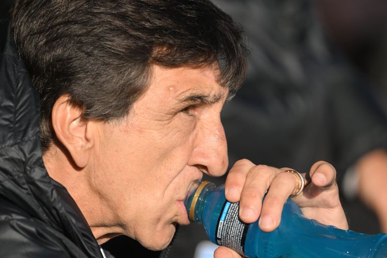 Gustavo Costas volvió a meter a Racing en la lucha por el título.