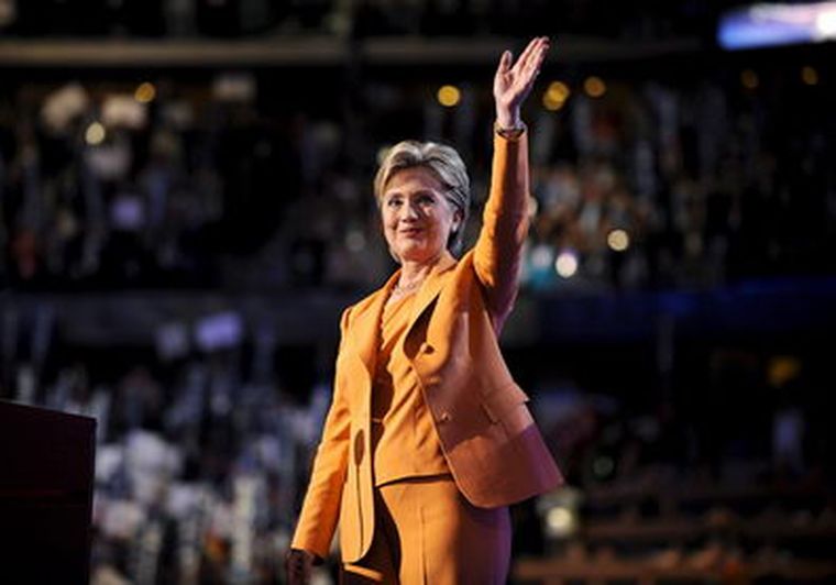 La senadora Hillary Clinton saluda a sus seguidores. Foto: EFE
