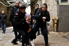 Un enfrentamiento tuvo lugar este jueves en la mezquita de Al-Aqsa. Foto: GETTY IMAGES