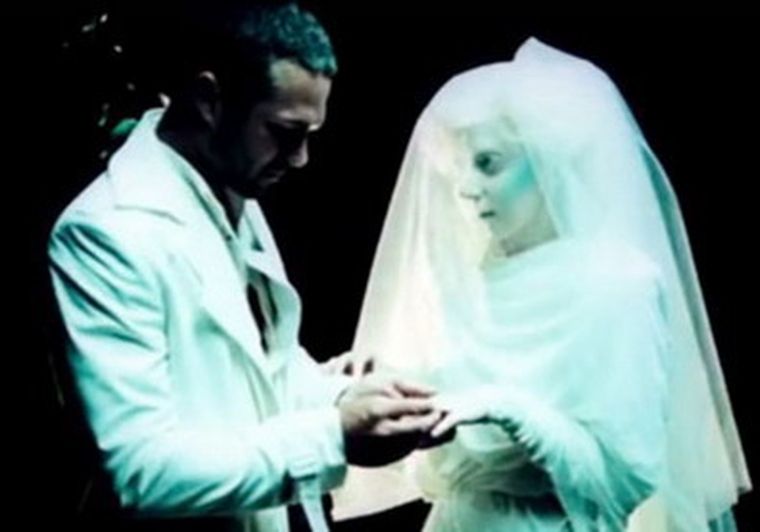 Lady Gaga y Taylor Kinney en un video clip.