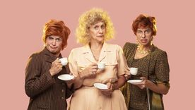 Beba (Marian Moretti) y las hermanas Nené (Julián Pucheta) y Chichí (Marco Gianoli). Beba (Marian Moretti) y las hermanas Nené (Julián Pucheta) y Chichí (Marco Gianoli).