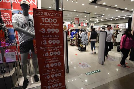 En Chile, pagar con crédito y cancelar luego en dólares suele ser la fórmula más ordenada para evitar percepciones.