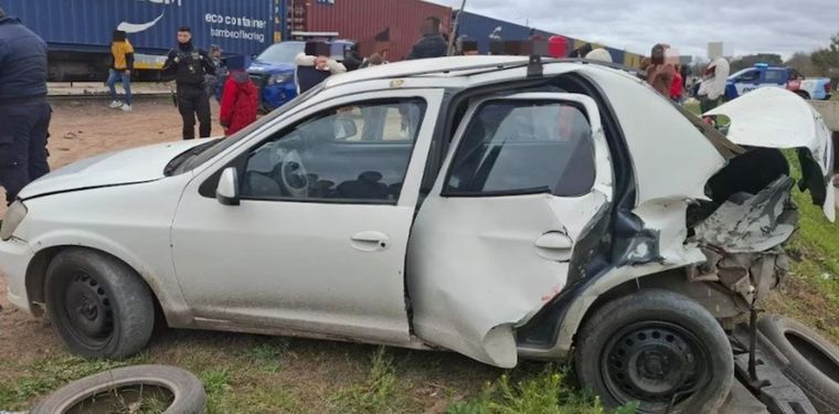 El auto sufrió un desperfecto y quedó varado en medio de las vías del tren. El auto sufrió un desperfecto y quedó varado en medio de las vías del tren.