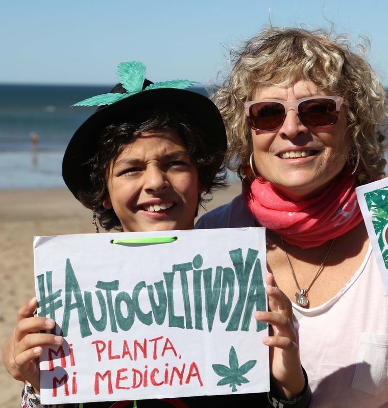 La cannabicultora María Eugenia Sar y su nieto Joaquín.