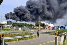 Densa columna de humo en Leverkusen. Foto: DailySabah.