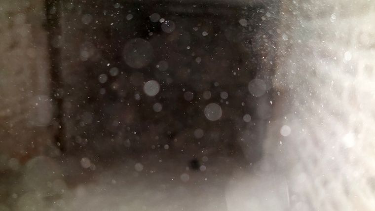 Dentro de las cuevas y túneles se levanta mucha polvareda. Dentro de las cuevas y túneles se levanta mucha polvareda.