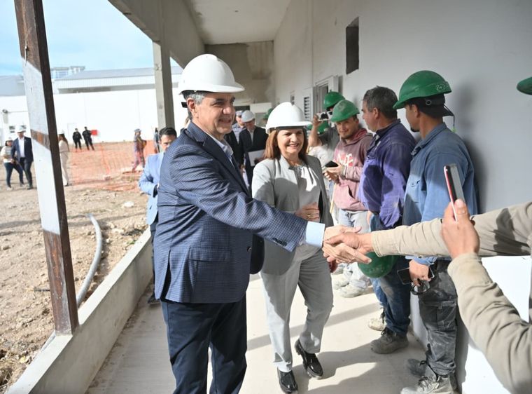Jorge Macri junto a Patricia Bullrich recorriendo las obras de la cárcel de Marcos Paz.