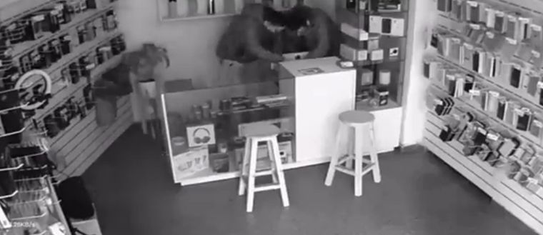 Los ladrones se llevaron más de $20 millones en celulares IPhone. Foto: Captura de pantalla