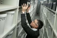 El doctor Martin Wirenfeldt Nielsen es el encargado de la colección de cerebros en la Universidad de Dinamarca del Sur, en Odense. Foto: GETTY IMAGES