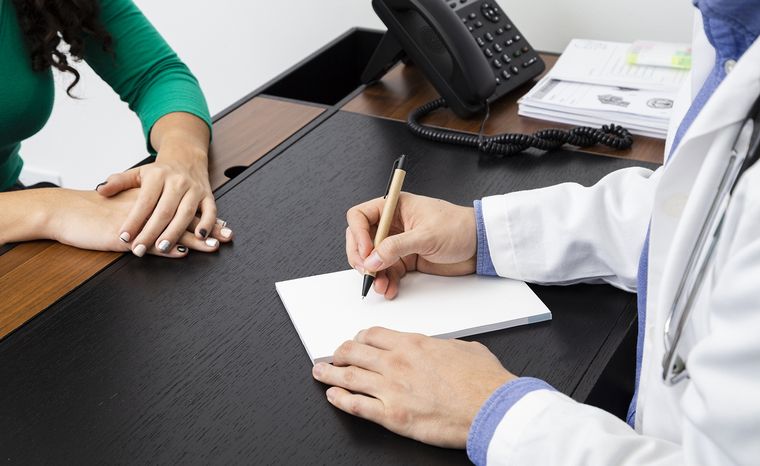 Cobro de consultas médicas en obras sociales y prepagas Foto: Freepik