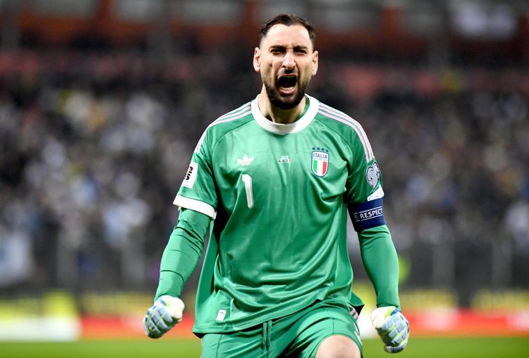 Gianluigi Donnarumma celebra el triunfo parcial de Italia sobre Bosnia. Gianluigi Donnarumma celebra el triunfo parcial de Italia sobre Bosnia.