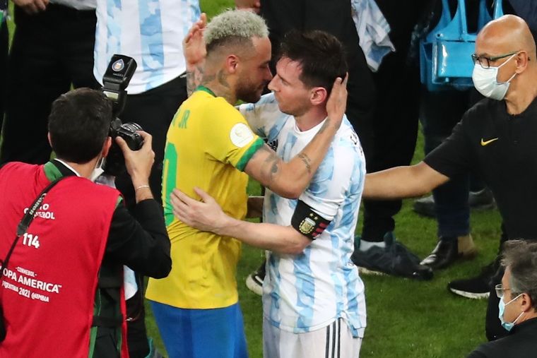 Messi fue a abrazar a su amigo Neymar apenas finalizó el partido Foto: Conmebol