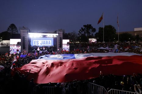 Jeannette Jara, del Partido Comunista, se perfila como la máxima candidata a quedarse con la victoria en las elecciones en Chile. Jeannette Jara, del Partido Comunista, se perfila como la máxima candidata a quedarse con la victoria en las elecciones en Chile.
