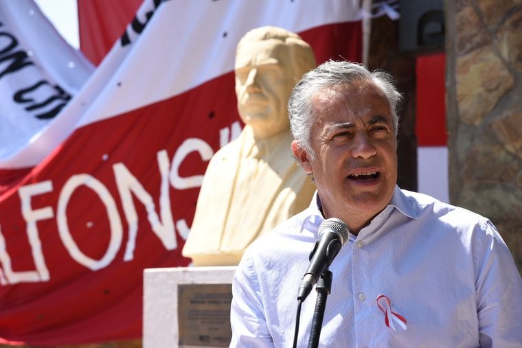 Alfredo Cornejo en el monumento a Raúl Alfonsín, en el parque de Godoy Cruz, Mendoza.