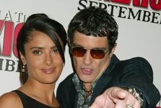 No creerás como lucían Salma Hayek y Antonio Banderas en su primera película juntos Salma Hayek y Antonio Banderas trabajaron en varias películas juntos y son grandes amigos. Foto: Getty Images