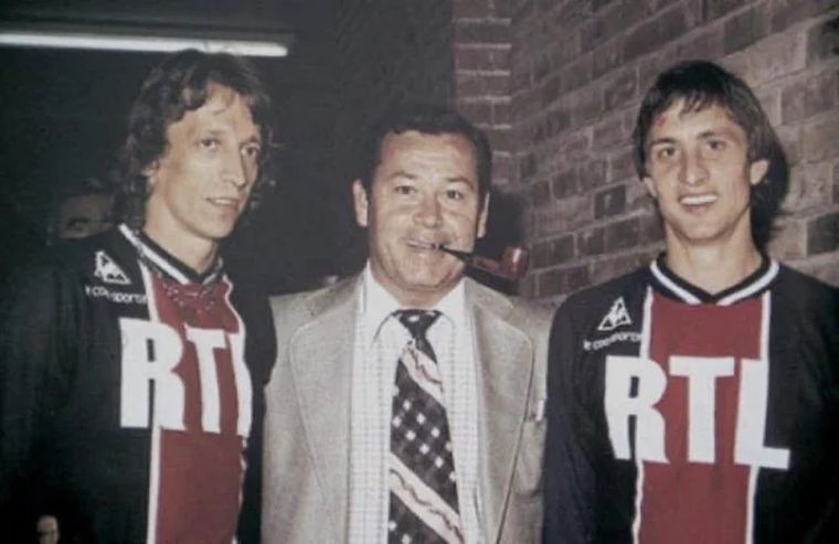 Daniel Hetcher y su creación, vestida por Johan Cruyff. Daniel Hetcher y su creación, vestida por Johan Cruyff.