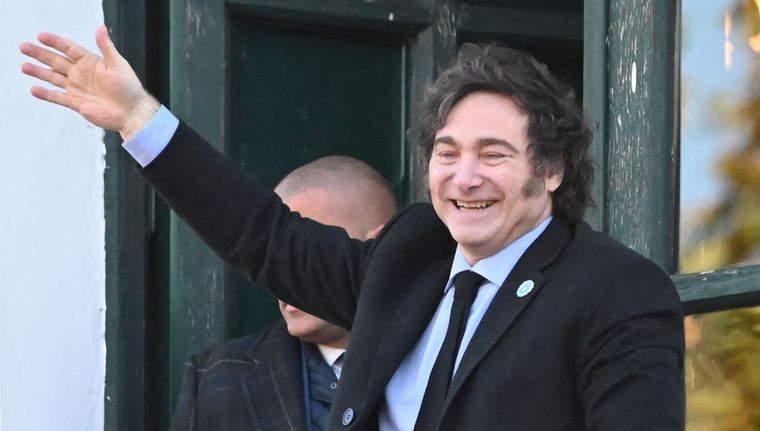 Javier Milei emprendió viaje luego de cerrar la campaña de La Libertad Avanza en Moreno. Foto: EFE