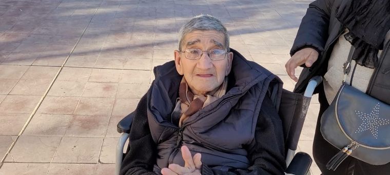 El hombre está en silla de ruedas, pero no renuncia a su derecho al sufragio Foto: Julián Crowe / MDZ