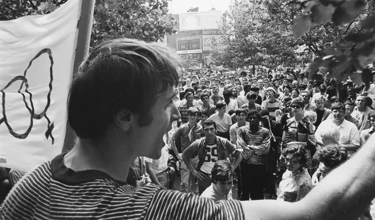 Un 28 de junio de 1969, los clientes de un bar clandestino de Nueva York se enfrentaron a la policía y dieron inicio a una lucha que continúa hasta hoy. Un 28 de junio de 1969, los clientes de un bar clandestino de Nueva York se enfrentaron a la policía y dieron inicio a una lucha que continúa hasta hoy.
