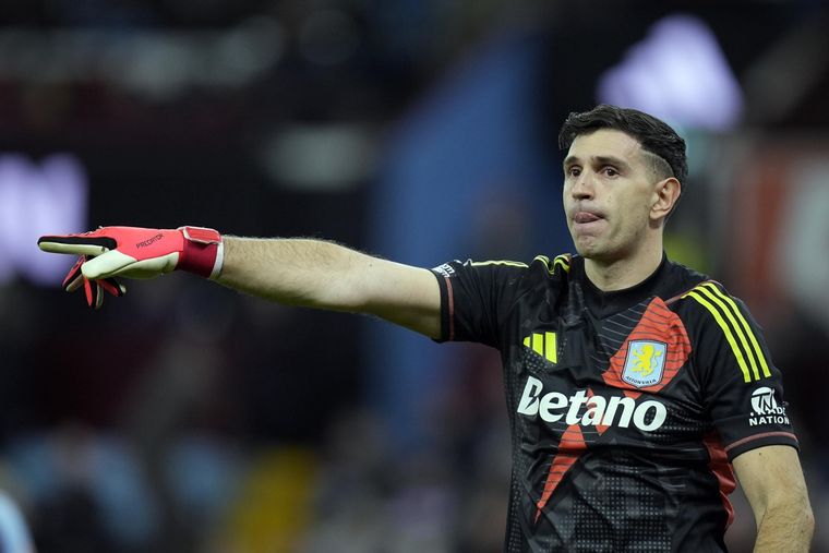 Dibu Martínez no continuaría en Aston Villa la próxima temporada. Foto: EFE