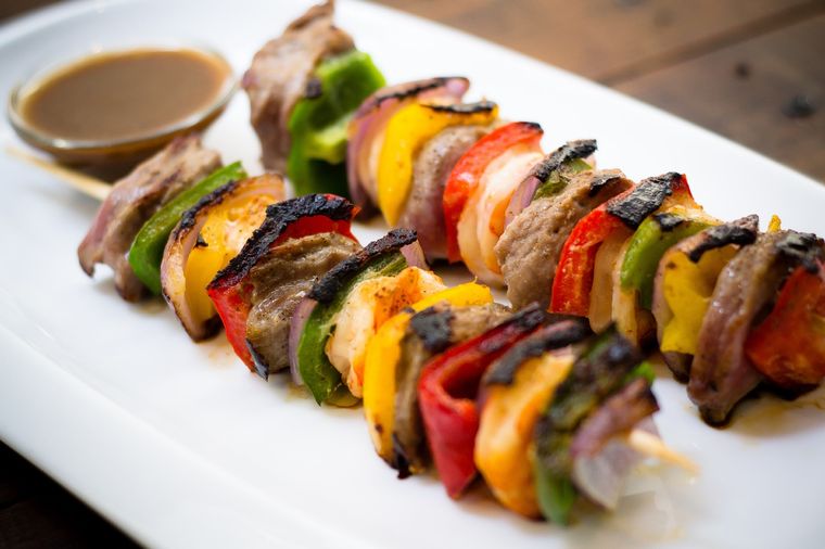 Brochetas Tres recetas simples y deliciosas Foto: Kiwilimón