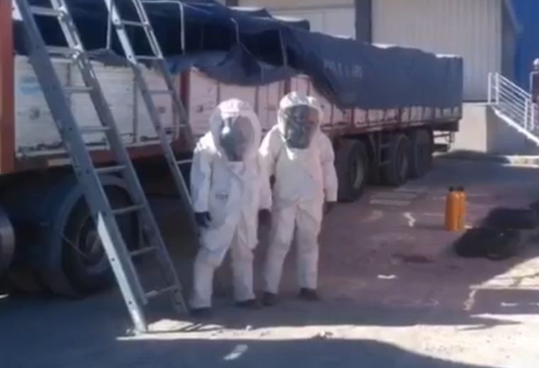 Recaudos Para tratar con algunas sustancias se utilizan trajes especiales. Foto: Gendarmería.