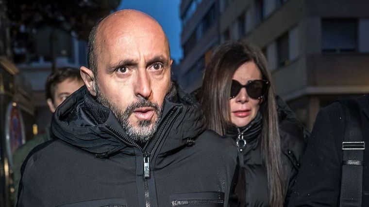 Los propietarios del bar, Jacques y Jessica Moretti, han sido acusados ​​por las autoridades de homicidio involuntario por negligencia.