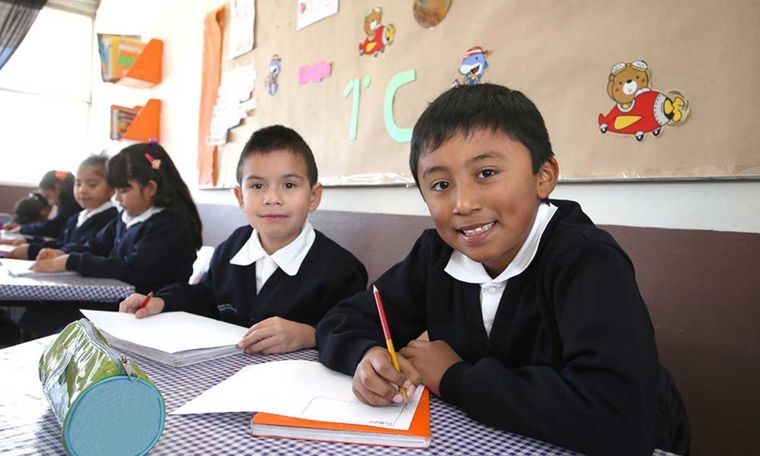 Interactuar diariamente con compañeros de diferentes orígenes obliga a los estudiantes a comprender y valorar las diferencias. Interactuar diariamente con compañeros de diferentes orígenes obliga a los estudiantes a comprender y valorar las diferencias.