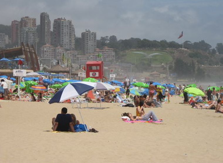 Rincón Norte de Reñaca cuando comienza la playa a llenarse.