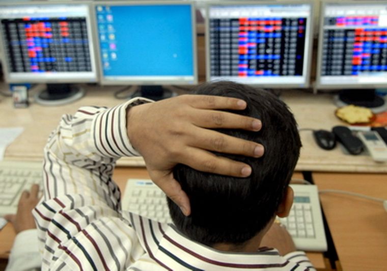 Las acciones recortan las pérdidas del arranque de la semana en la Bolsa porteña, y los bonos mixtos pero el riesgo pais se mantiene por encima de los 800 puntos básicos.