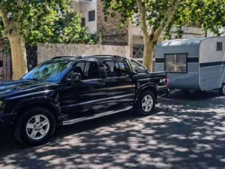 La familia viajaba en su camioneta, que tenía enganchada detrás la casa rodante.