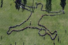 Los chicos utilizaron sus propios cuerpos para representar la imagen del Dibu Martinez en la recordada atajada que fue clave para obtener la tercera Copa del Mundo Foto: Instagram @emi_martinez26