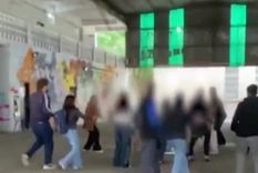 Un joven, que fue expulsado del colegio, ingresó de manera violenta, atacó a varios alumnos y a una preceptora que intentó detener la pelea.
