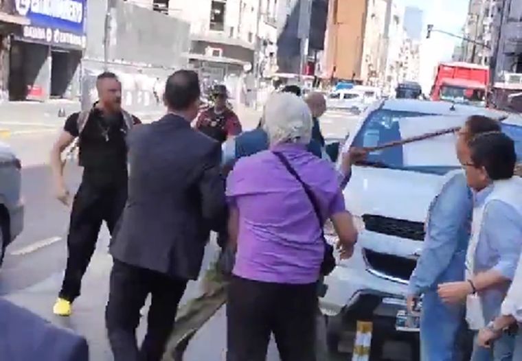 El hecho ocurrió en la Avenida Corrientes, frente al PAMI. Foto: Captura de pantalla