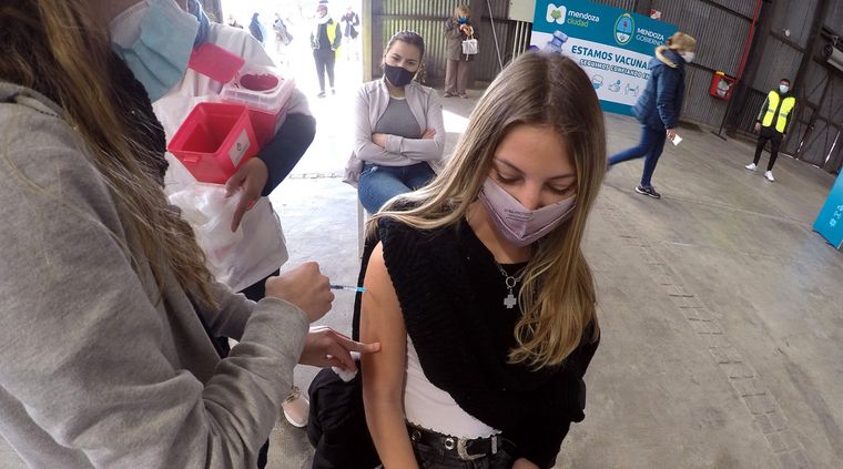 En algunas provincias como Mendoza, ya se está vacunando a mayores de 18 años que asisten sin turno Foto: ALF PONCE MERCADO / MDZ